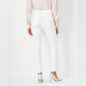 Sculpting Pocket Mid Rise Skinny Jeans in Winter White